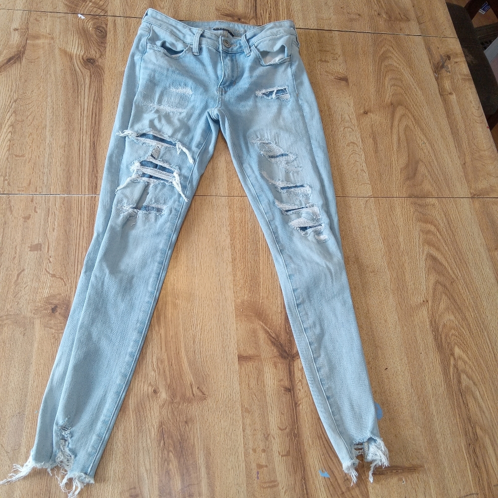 American Eagle Outfitters 360 next level stretch lightl wash frayed ankle size 4